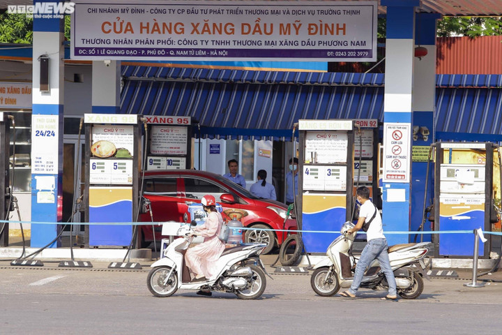 Dân chật vật mua xăng, Bộ Công Thương chỉ đạo xử nghiêm hành vi găm hàng - 1