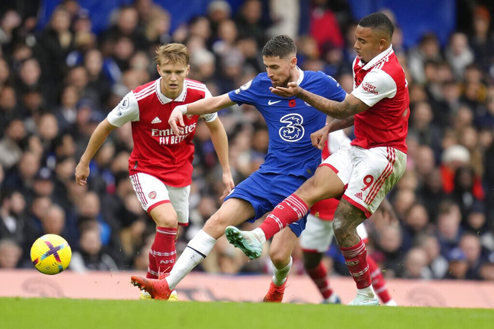 Đánh bại Chelsea, Arsenal chiếm ngôi đầu Ngoại hạng Anh - 1