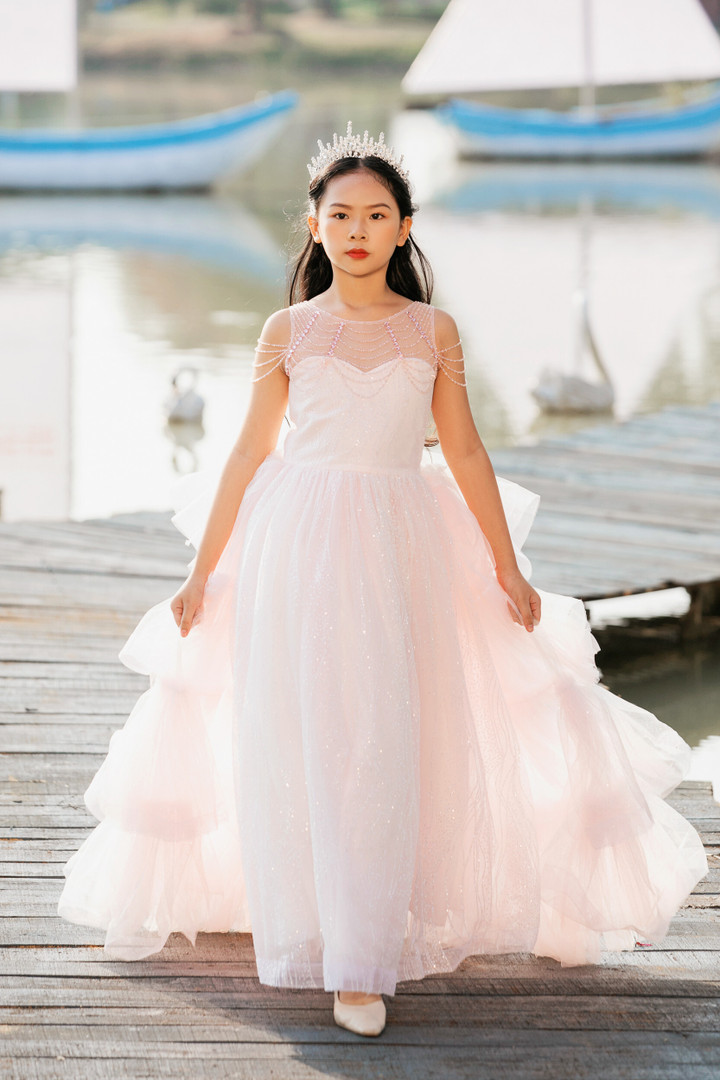 Con gái MC Diễm Quỳnh tự tin sải bước trên sàn catwalk - 7