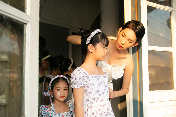 Con gái MC Diễm Quỳnh tự tin sải bước trên sàn catwalk - 9