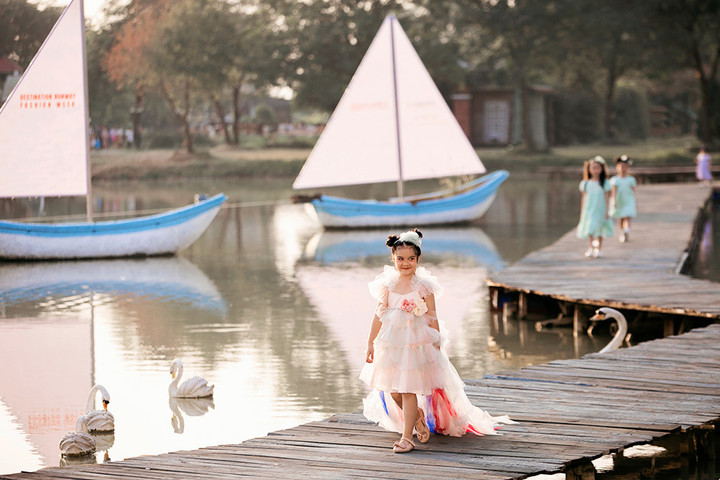 Con gái MC Diễm Quỳnh tự tin sải bước trên sàn catwalk - 2