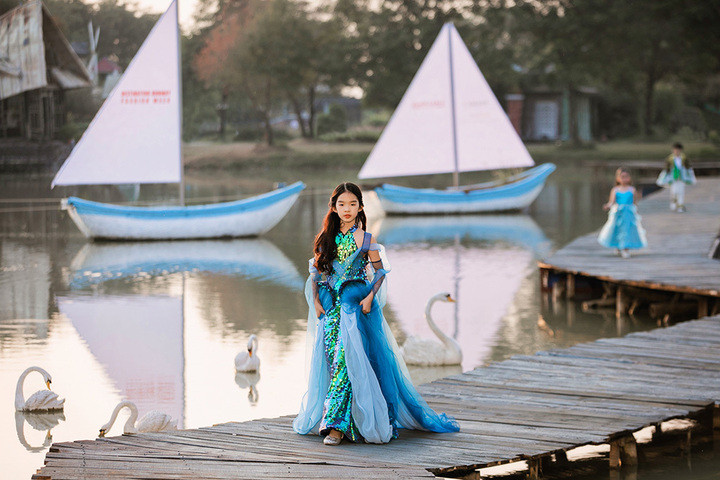 Con gái MC Diễm Quỳnh tự tin sải bước trên sàn catwalk - 5