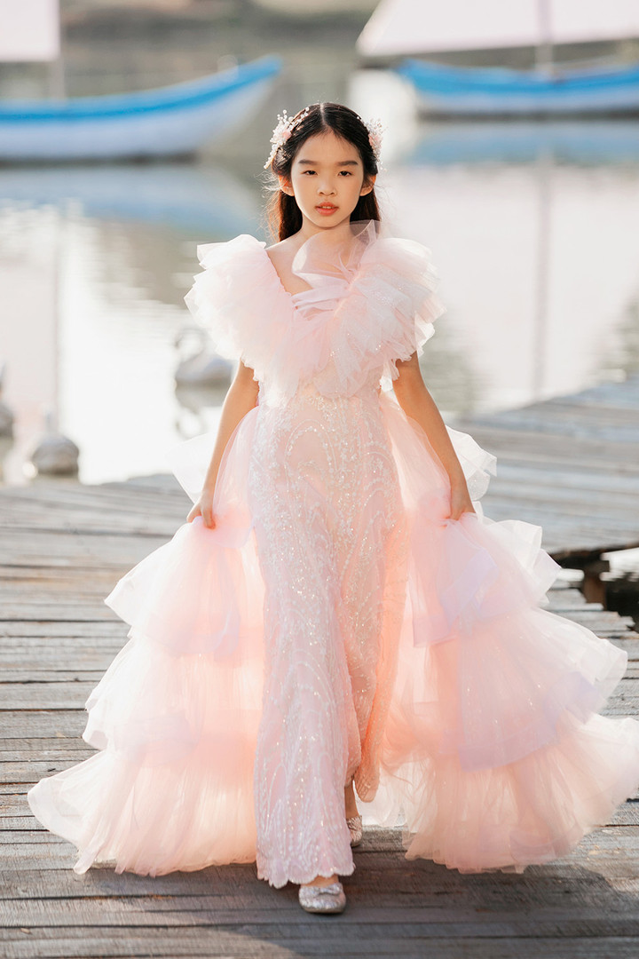 Con gái MC Diễm Quỳnh tự tin sải bước trên sàn catwalk - 6