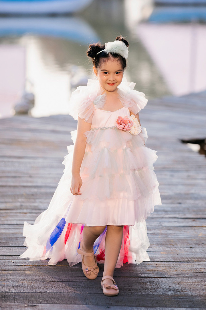 Con gái MC Diễm Quỳnh tự tin sải bước trên sàn catwalk - 1