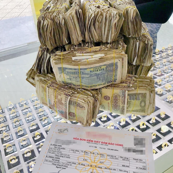 Bé gái mang 2kg tiền lẻ để dành trong thời gian dài đi mua vàng tặng bố mẹ - 2