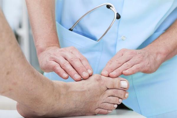 Dấu hiệu trên chân tay của người sắp qua đời - 1