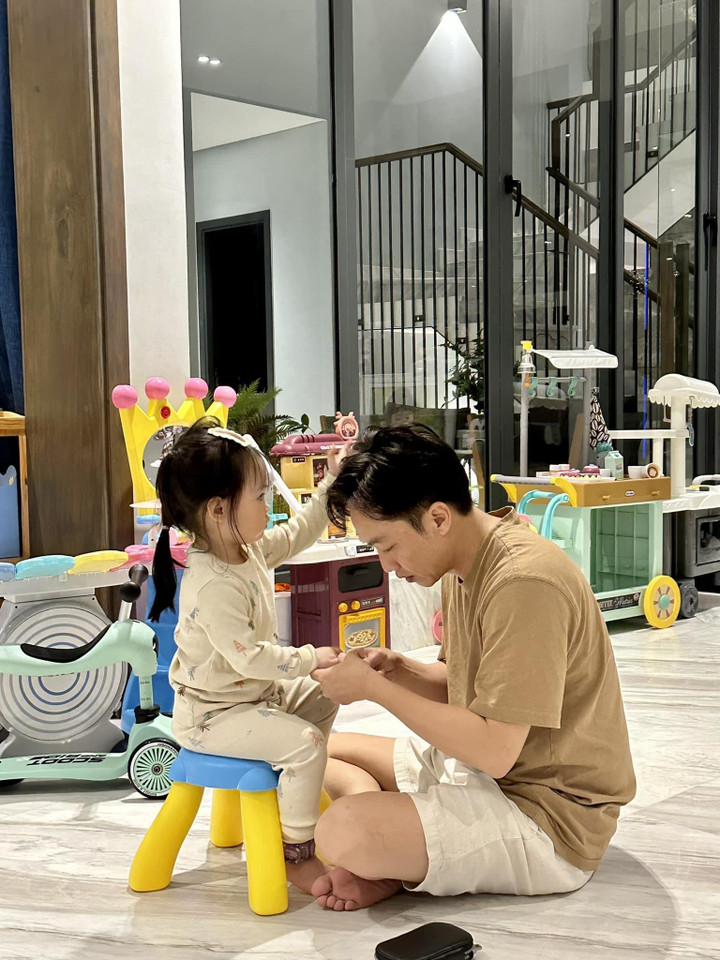 Cường Đô La trở thành người mẫu để con gái Suchin trổ tài make-up - 1