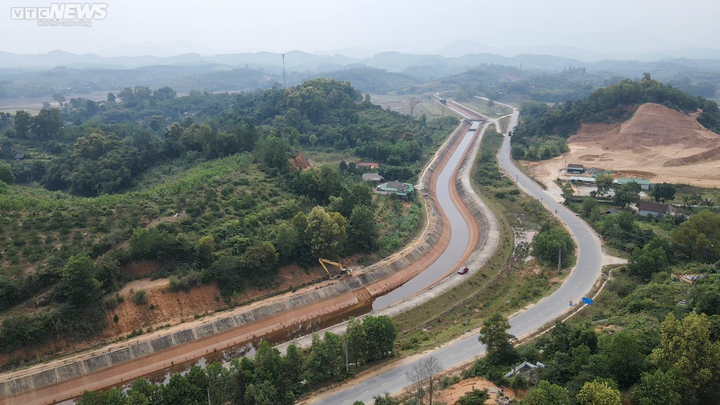 Kênh dẫn nước nghìn tỷ đồng vừa bàn giao đã sụt lún, xuống cấp - 1