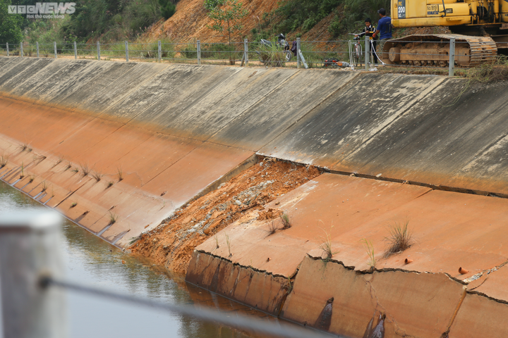 Kênh dẫn nước nghìn tỷ đồng vừa bàn giao đã sụt lún, xuống cấp - 7
