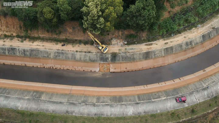 Kênh dẫn nước nghìn tỷ đồng vừa bàn giao đã sụt lún, xuống cấp - 12