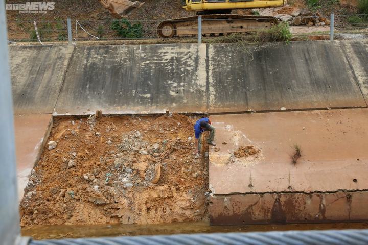 Kênh dẫn nước nghìn tỷ đồng vừa bàn giao đã sụt lún, xuống cấp - 4