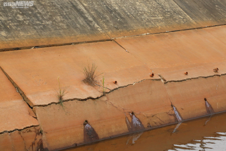 Kênh dẫn nước nghìn tỷ đồng vừa bàn giao đã sụt lún, xuống cấp - 2