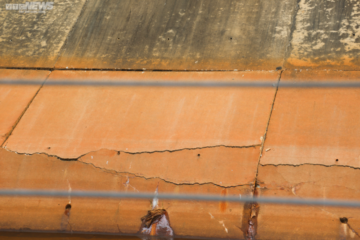 Kênh dẫn nước nghìn tỷ đồng vừa bàn giao đã sụt lún, xuống cấp - 5