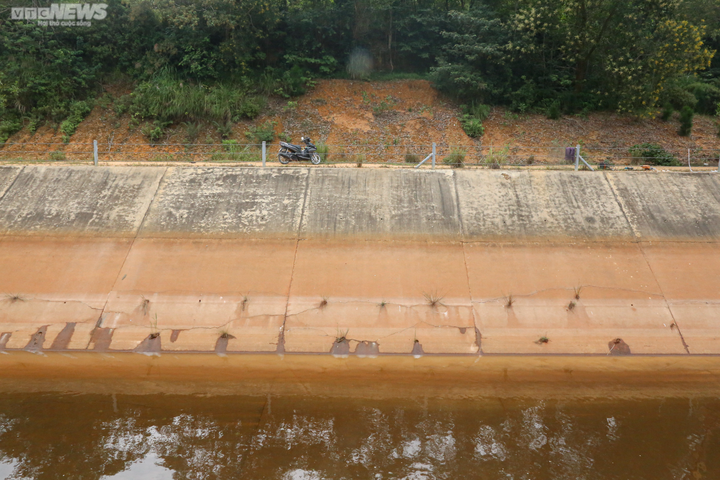 Kênh dẫn nước nghìn tỷ đồng vừa bàn giao đã sụt lún, xuống cấp - 6