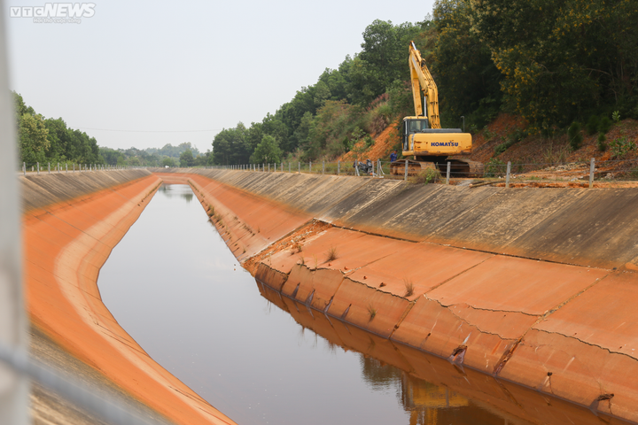 Kênh dẫn nước nghìn tỷ đồng vừa bàn giao đã sụt lún, xuống cấp - 8