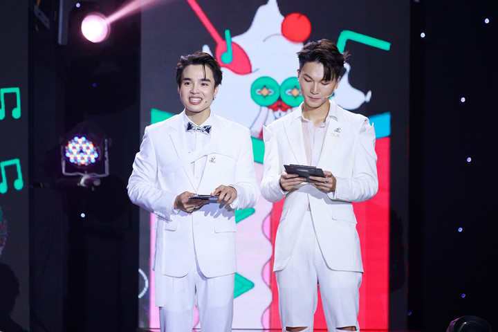 Hoa hậu Thuỳ Tiên xúc động trước nghị lực của chàng trai khuyết tật mê bóng đá - 5