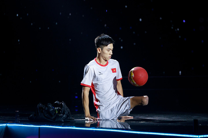 Hoa hậu Thuỳ Tiên xúc động trước nghị lực của chàng trai khuyết tật mê bóng đá - 7