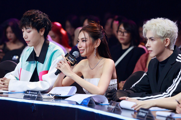 Hoa hậu Thuỳ Tiên xúc động trước nghị lực của chàng trai khuyết tật mê bóng đá - 8