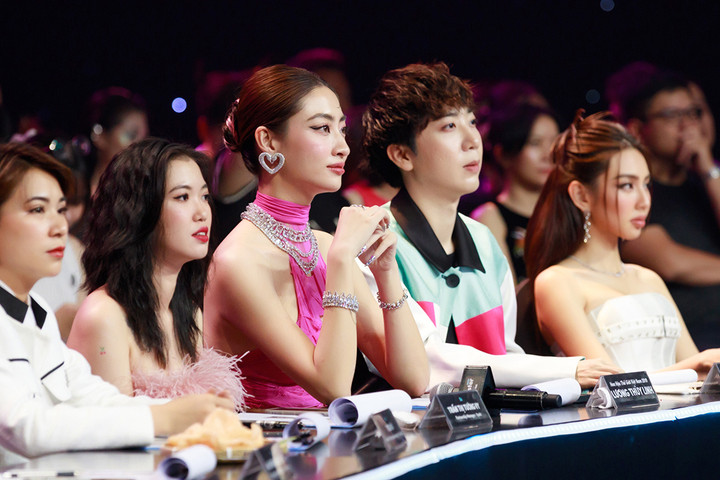 Hoa hậu Thuỳ Tiên xúc động trước nghị lực của chàng trai khuyết tật mê bóng đá - 6