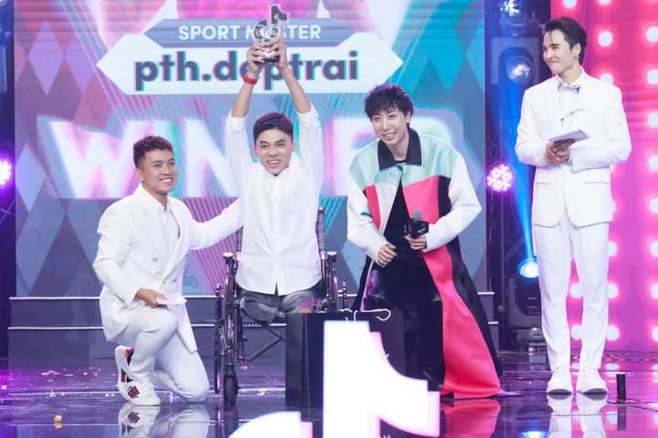 Hoa hậu Thuỳ Tiên xúc động trước nghị lực của chàng trai khuyết tật mê bóng đá - 12