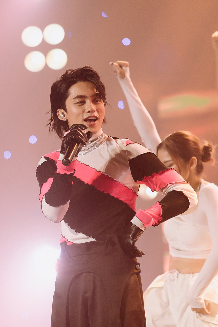 Hoa hậu Thuỳ Tiên xúc động trước nghị lực của chàng trai khuyết tật mê bóng đá - 9