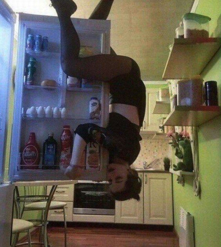 'Bắt quả tang' hành động hài hước của hội con gái những lúc ở một mình - 4