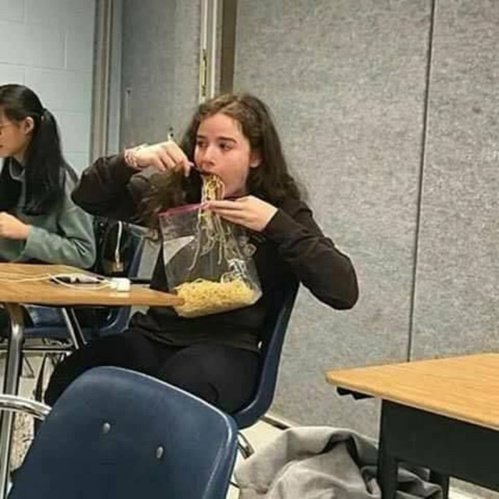 'Bắt quả tang' hành động hài hước của hội con gái những lúc ở một mình - 9