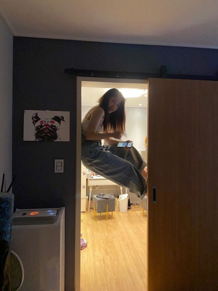 'Bắt quả tang' hành động hài hước của hội con gái những lúc ở một mình - 1