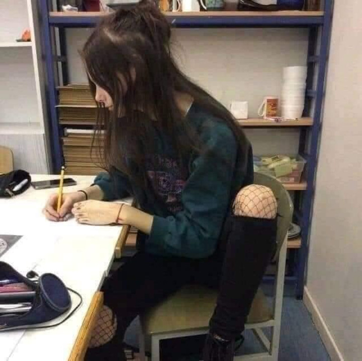 'Bắt quả tang' hành động hài hước của hội con gái những lúc ở một mình - 6