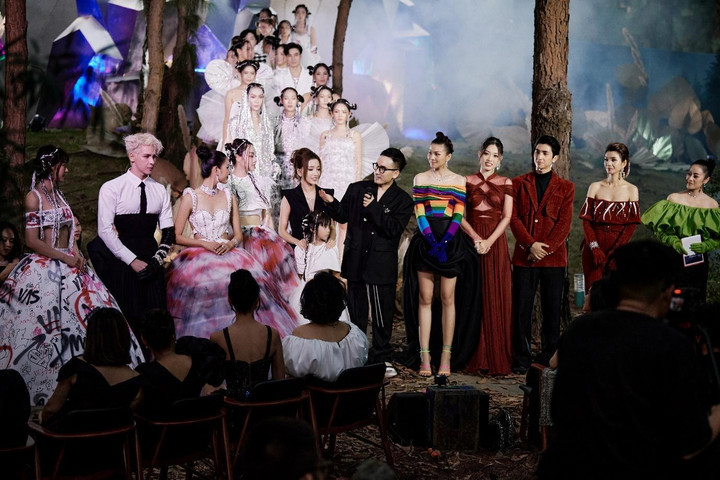 Trải nghiệm đa giác quan với show thời trang giữa rừng thông See in the Forest - 1
