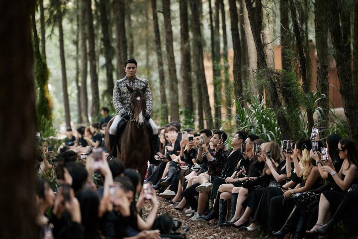 Trải nghiệm đa giác quan với show thời trang giữa rừng thông See in the Forest - 2