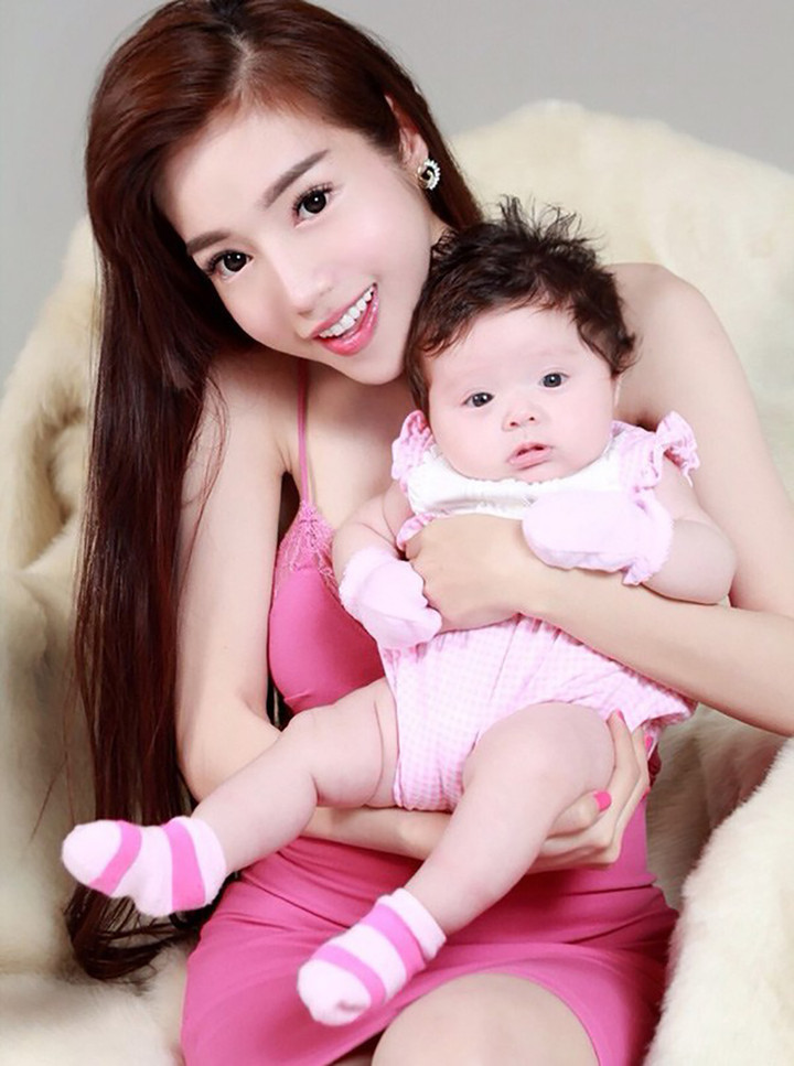 Elly Trần: Từ hot girl tới bà mẹ 2 con gợi cảm bậc nhất showbiz Việt - 5