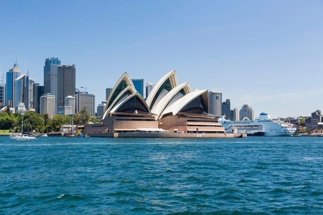 Du thuyền khỏa thân ở Australia bị phản đối dữ dội - 1