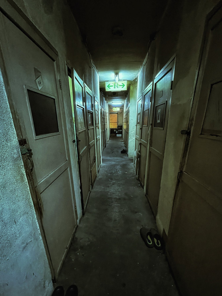 Thuê khách sạn giá rẻ để tiết kiệm, chàng trai 'choáng' khi đến nhận phòng - 7