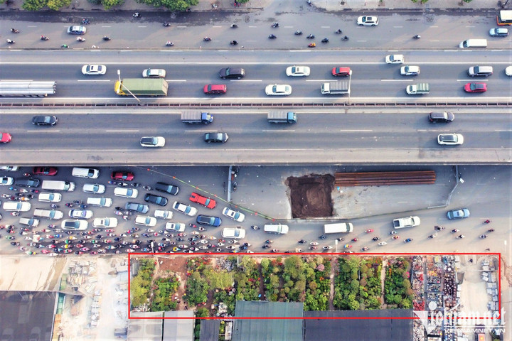 Sở GTVT Hà Nội nêu lý do không thể xén vỉa hè thu hẹp lô cốt chiếm đường - 1