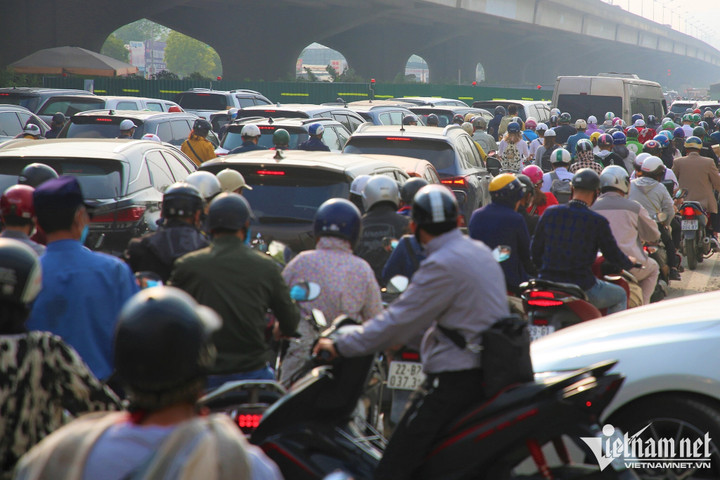 Sở GTVT Hà Nội nêu lý do không thể xén vỉa hè thu hẹp lô cốt chiếm đường - 2