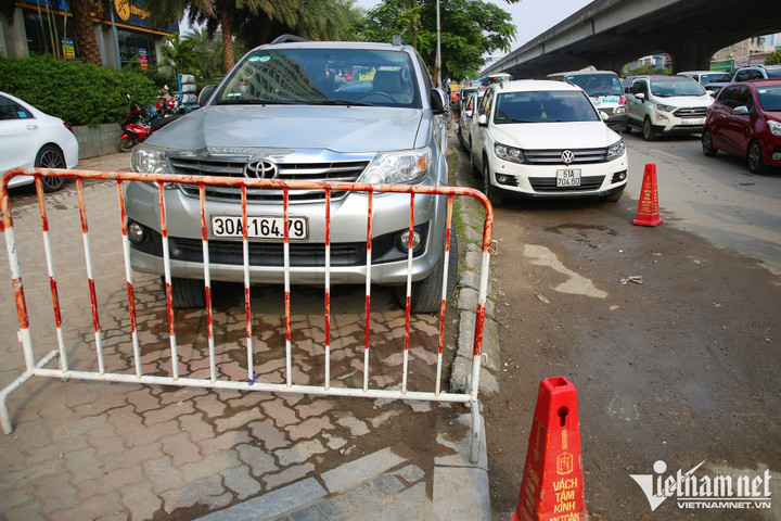 Sở GTVT Hà Nội nêu lý do không thể xén vỉa hè thu hẹp lô cốt chiếm đường - 3