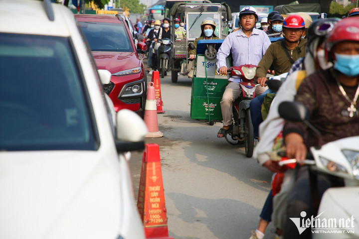 Sở GTVT Hà Nội nêu lý do không thể xén vỉa hè thu hẹp lô cốt chiếm đường - 4