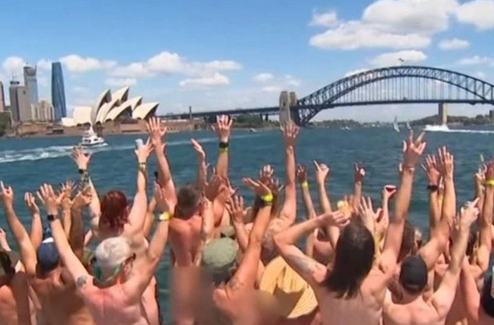 Du thuyền khỏa thân ở Australia bị phản đối dữ dội - 2