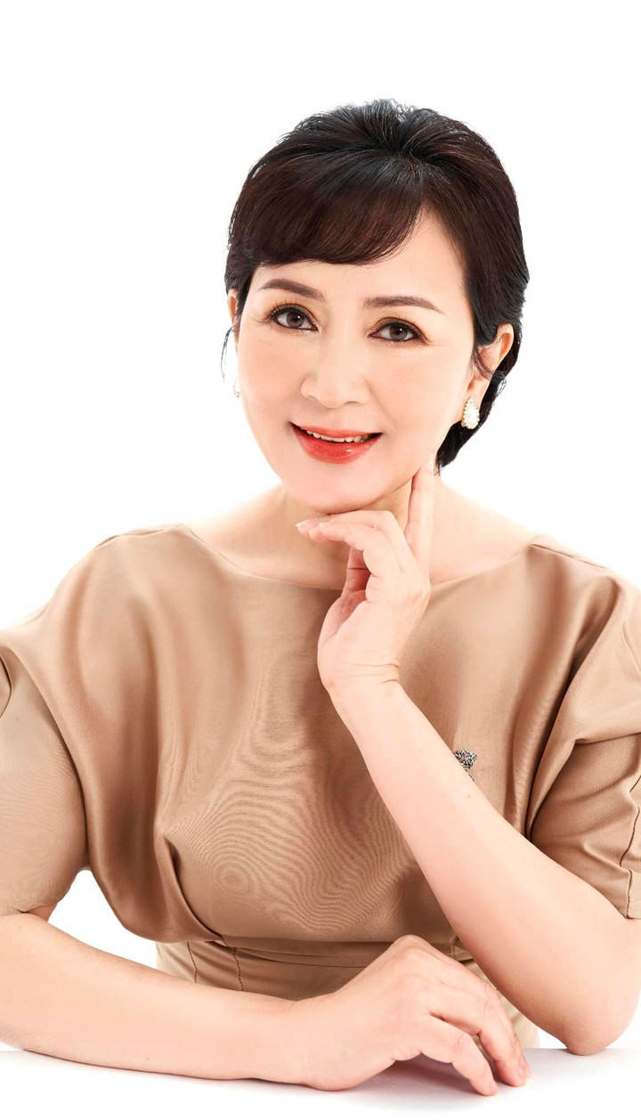 Sao Việt 11/11: NSND Minh Hoà khoe ảnh hiếm năm 18 tuổi - 2