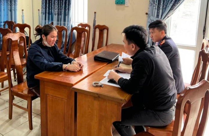 Quảng Bình: Bắt quả tang 2 phụ nữ nhận 13kg ma túy từ tài xế người Lào - 2