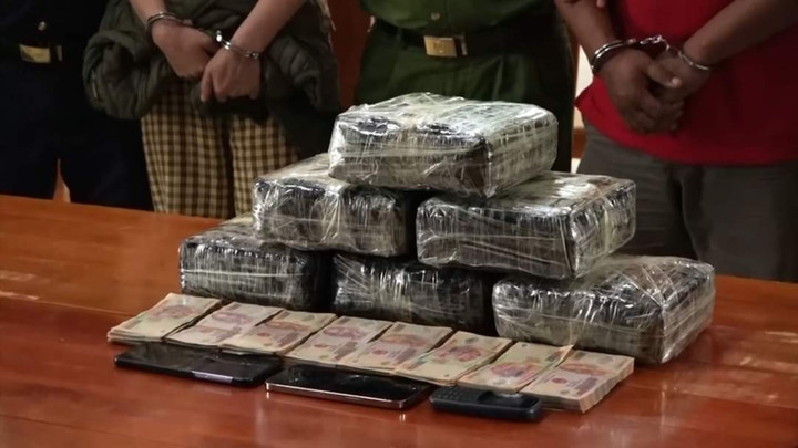 Quảng Bình: Bắt quả tang 2 phụ nữ nhận 13kg ma túy từ tài xế người Lào - 3