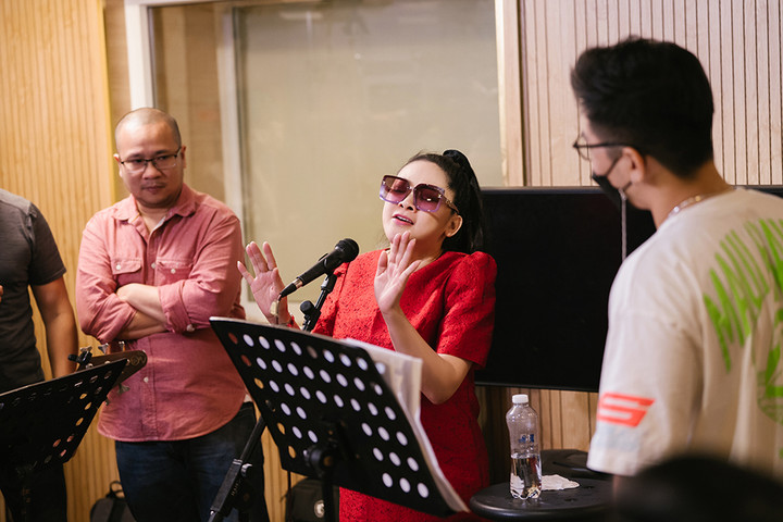 Danh ca Như Quỳnh say sưa tập hát cùng Trấn Thành - 7