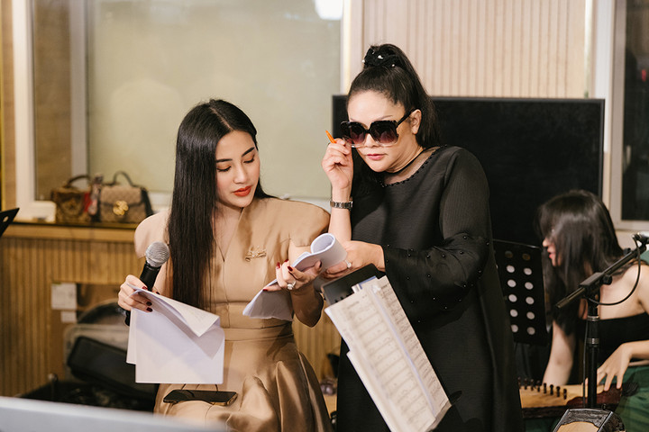 Danh ca Như Quỳnh say sưa tập hát cùng Trấn Thành - 4