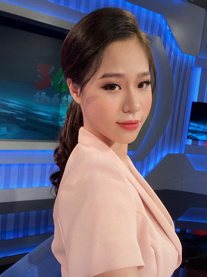 Ngắm nhan sắc của MC 'Nóng cùng World Cup 2022' - 1