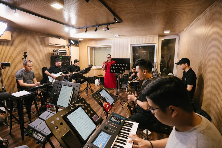 Danh ca Như Quỳnh say sưa tập hát cùng Trấn Thành - 8