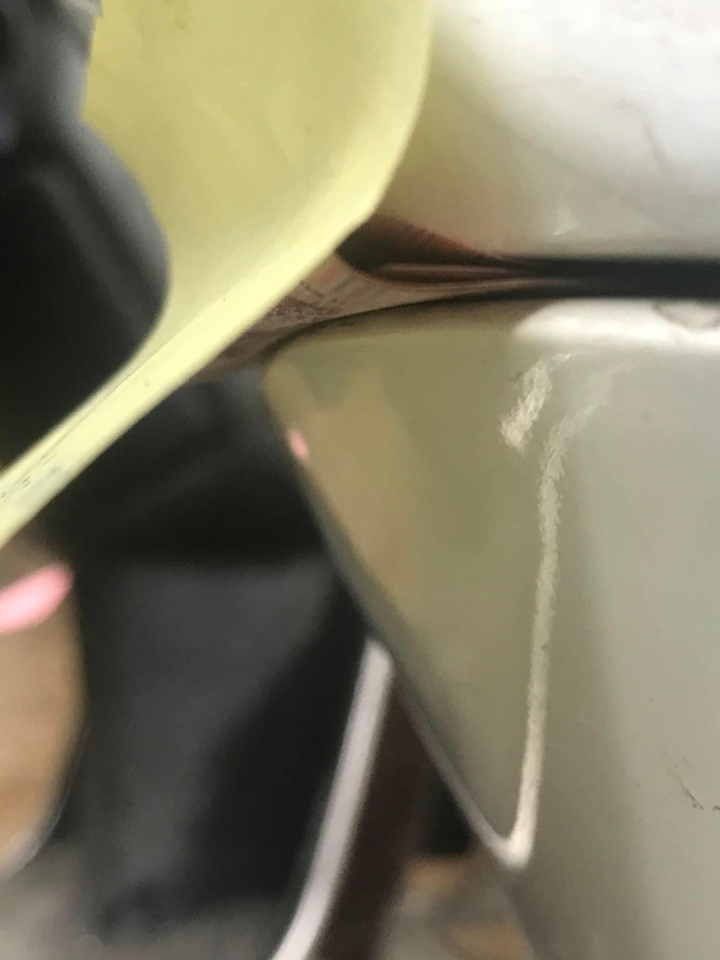 Bí mật giấu sau tờ giấy xin lỗi của kẻ lấy cắp áo mưa khiến chủ xe bất ngờ - 2