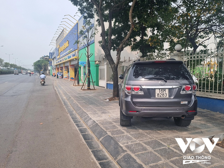 Vỉa hè lát đá đến đâu, ô tô đỗ đến đó - 1