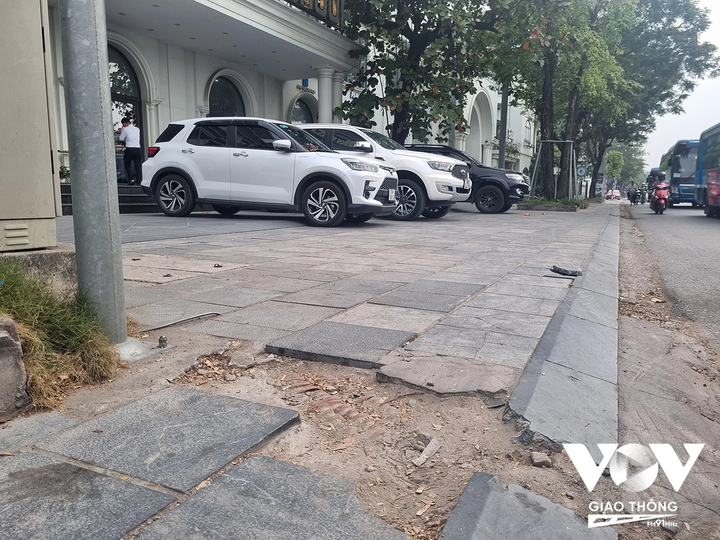 Vỉa hè lát đá đến đâu, ô tô đỗ đến đó - 2