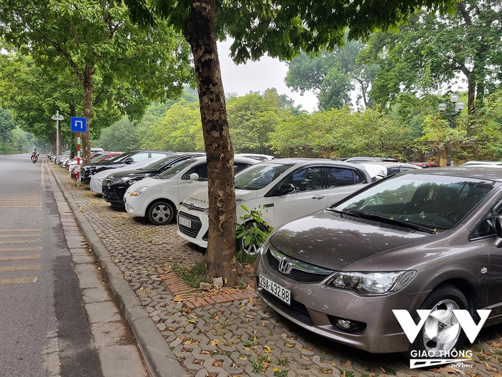 Vỉa hè lát đá đến đâu, ô tô đỗ đến đó - 3